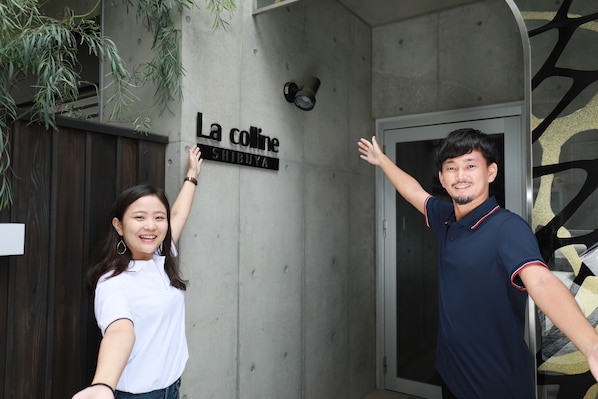 Entrada de un edificio con un letrero que dice "La colline SHIBUYA".