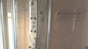 Ein Badezimmer mit Duschkabine, Toilette und Waschbecken.