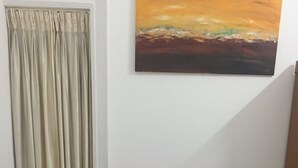 Ein Esstisch mit rotem Tischläufer, umgeben von Holzkästen.
