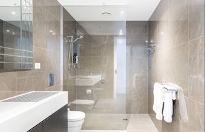 Deluxe Apartment | Bathroom | Free toiletries, hair dryer, towels - Prima Tower Short Stays (Southbank)