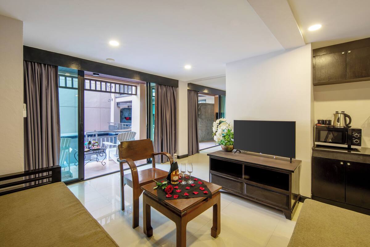 Family Suite Pool Access | 거실 공간 | 케이블 채널 시청이 가능한 32인치 LED TV, TV, 탁구