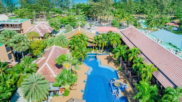 A resort with a swimming pool, palm trees, and a view of the ocean. - Princess Kamala Beachfront Hotel (Kamala)