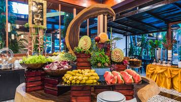 Daily buffet breakfast (THB 300 per person)