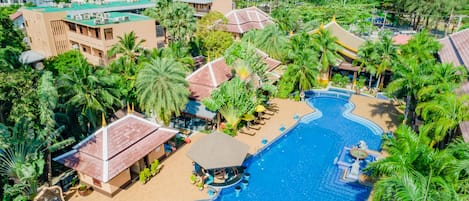 2 outdoor pools, free cabanas, pool umbrellas