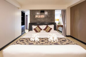 Family Suite Pool Access | Sengetøy av topp kvalitet, minibar, safe på rommet og lydisolert