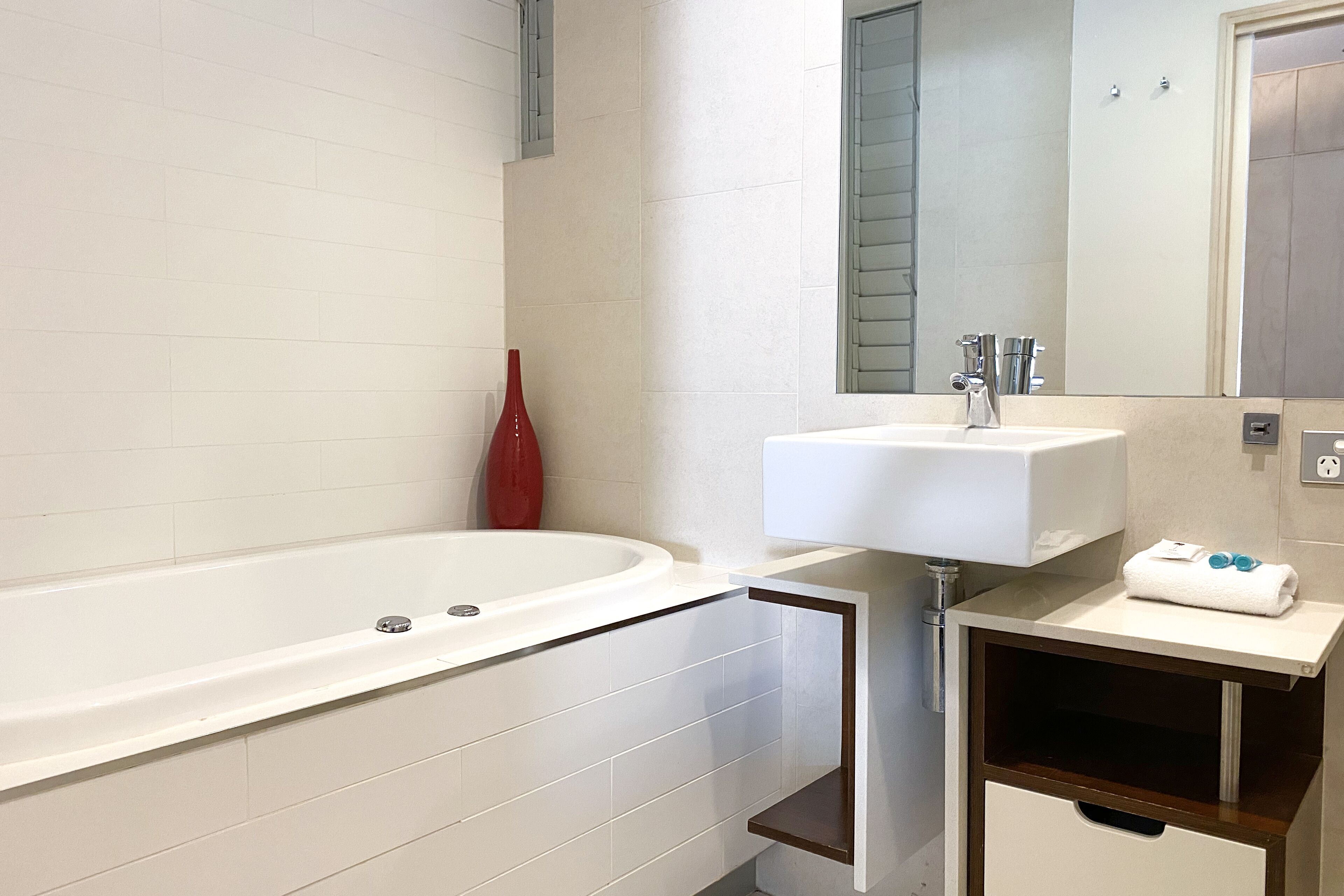 \"Sundeck Retreat\" - Private Luxury Near the Beach. — image 13