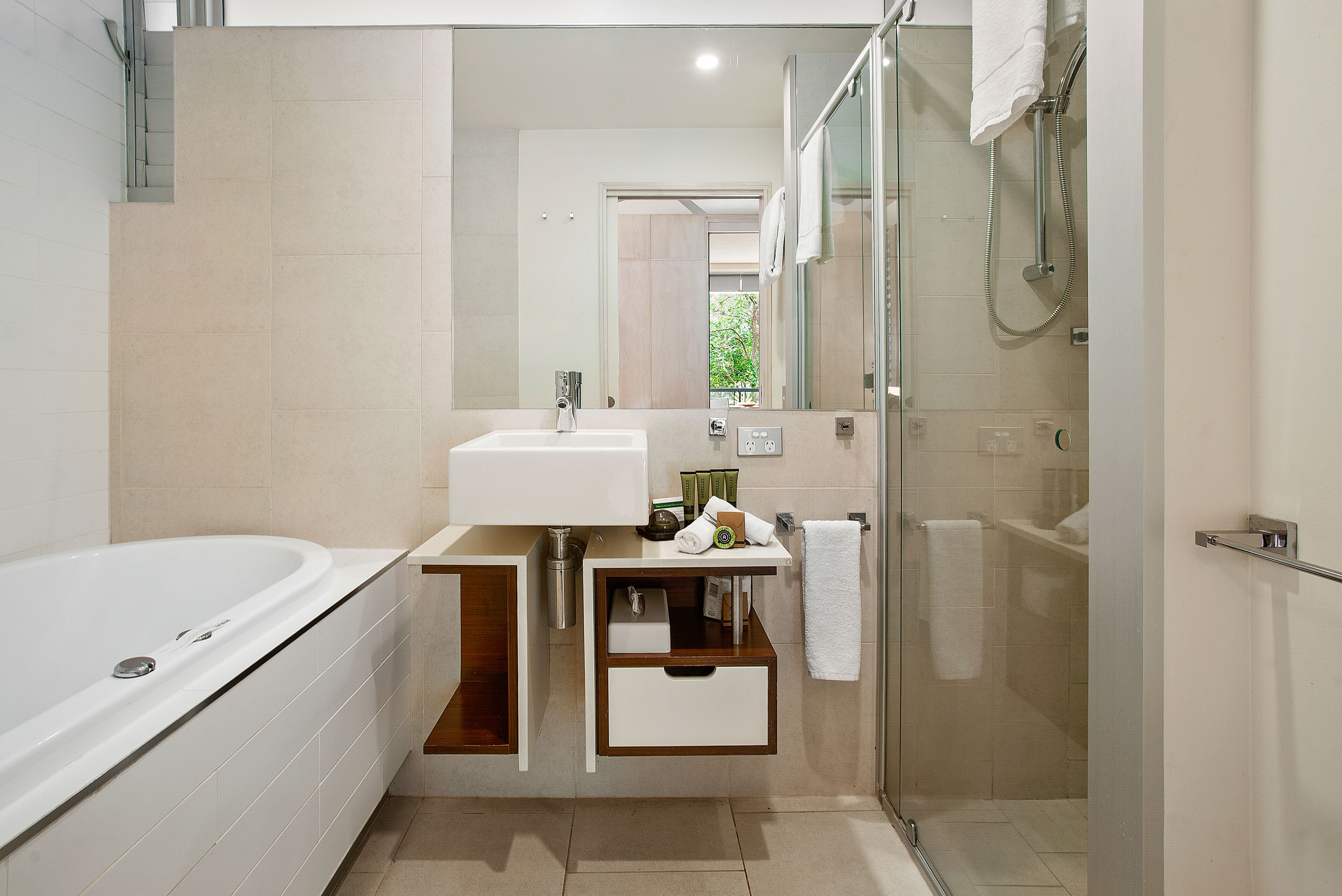 \"Sundeck Retreat\" - Private Luxury Near the Beach. — image 12