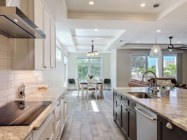 Fridge, microwave, oven, stovetop - King beds-NO Bunks, Private Pool, 2-car Garage (Siesta Key)