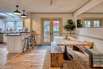 Gorgeous 5bd/3bath Eugene home with Hot tub!! 5 minute walk to University!!