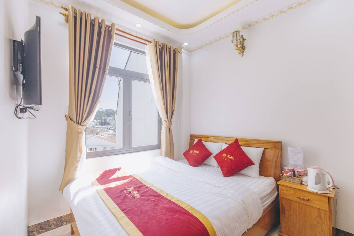 Premium bedding, free minibar, blackout curtains, soundproofing