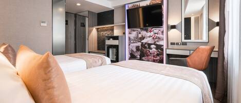 Une chambre d’hôtel avec deux lits, un grand miroir, une télévision et un mini-bar.