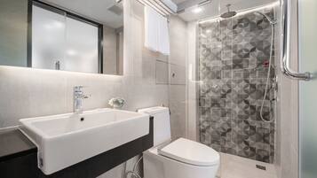 Deluxe Room | Bathroom | Shower, hair dryer, bidet, towels