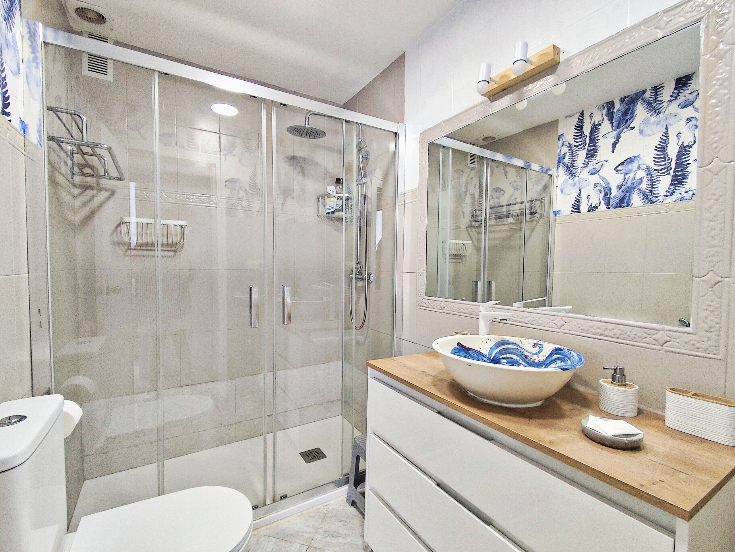 Een douche, een haardroger, handdoeken