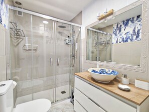 Shower, hair dryer, towels
