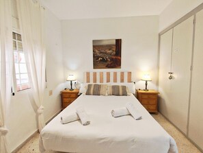 3 bedrooms, iron/ironing board, free WiFi, bed sheets