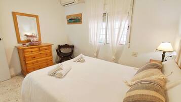 3 slaapkamers, een strijkplank/strijkijzer, gratis wifi, beddengoed