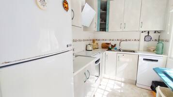 Frigorífico, microondas, horno y lavavajillas