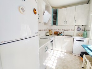 Frigorífico, microondas, horno y lavavajillas