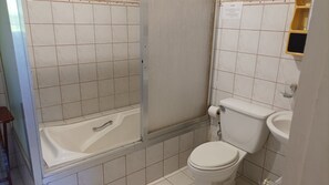 Baignoire, séchoir à cheveux, serviettes fournies, savon