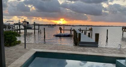 Uusi! Beach Home + Dock, 110 askelta Rantaan, Kajakkeihin, vesiskootteriin, Bridge Streetiin