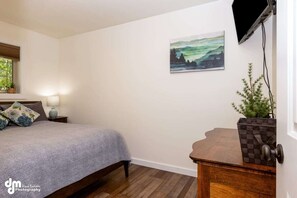 1 bedroom, iron/ironing board, WiFi, bed sheets - Forestlane Cottage 1 (Palmer)