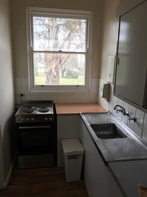 Lemari es di ruangan bersama dan microwave di ruangan umum