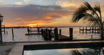 ¡Nuevo! Beach Home + Dock, 110 pasos de la playa, kayaks, muelle de Jet Ski, Bridge Street