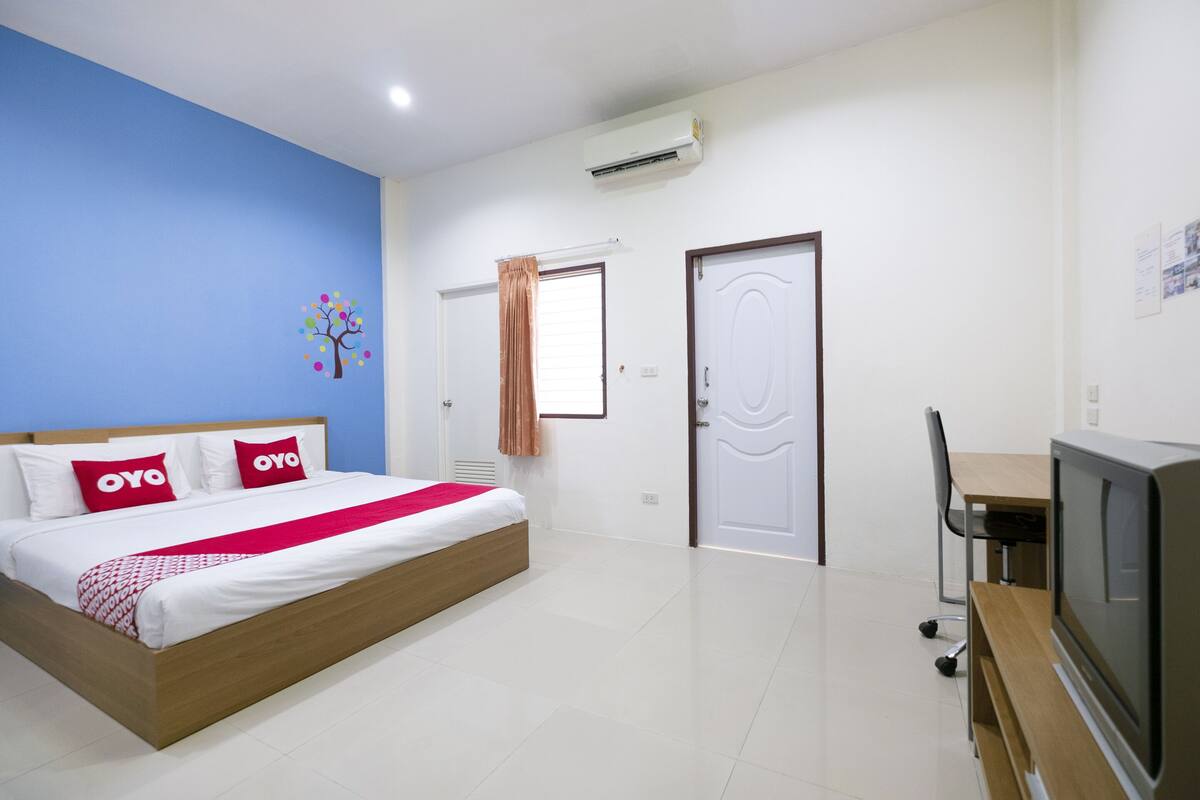 Soundproofing, free WiFi, bed sheets
