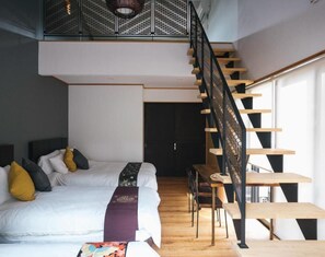 Muebles diferentes, wifi gratis y ropa de cama 