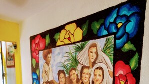 Ein Zimmer mit einer Couch und einem großen Gemälde an der Wand.