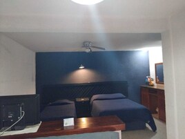 Espacio para trabajar con laptop y wifi gratis 