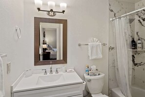 Badewanne, Haartrockner, Handtücher, Shampoo