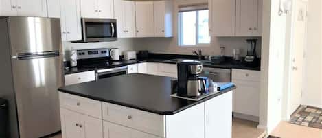 Geladeira, micro-ondas, fogão, cooktop