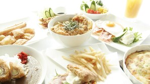 Verschiedene Gerichte, darunter frittierte Speisen, ein Salat und ein Sandwich.