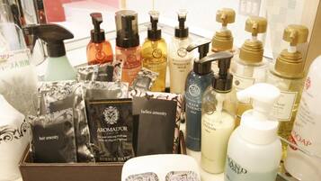 Separate tub and shower, free toiletries, hair dryer, bathrobes