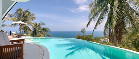 2 outdoor pools, sun loungers