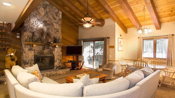 Living room - Mammoth Pines #02 (Mammoth Lakes)