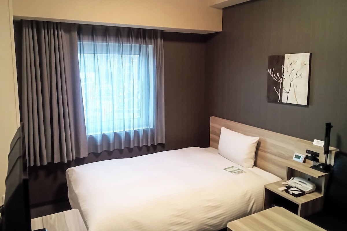 Desk, WiFi (free), bed sheets