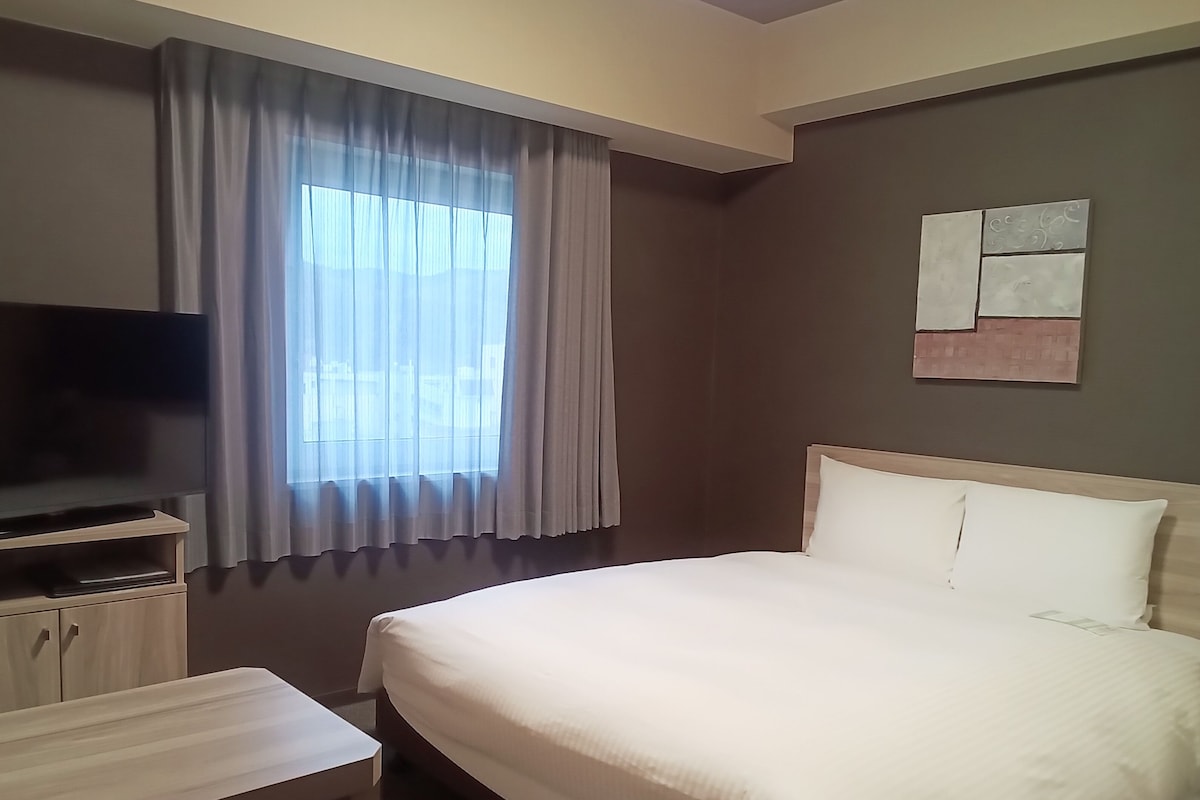 Desk, WiFi (free), bed sheets