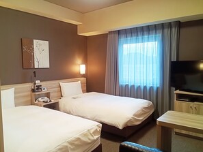 A hotel room with two beds, a desk, a television, a lamp, and a window with curtains. - Hotel Route Inn Hamada Ekimae (Hamada)