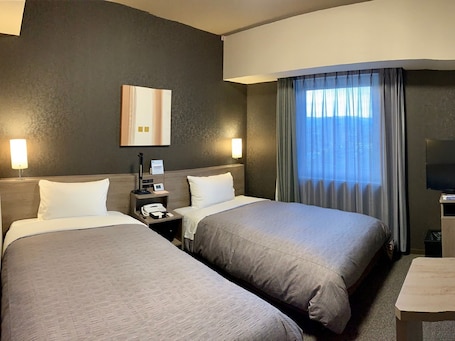 Escritorio, wifi gratis y ropa de cama . Hotel Route Inn Hamada Ekimae