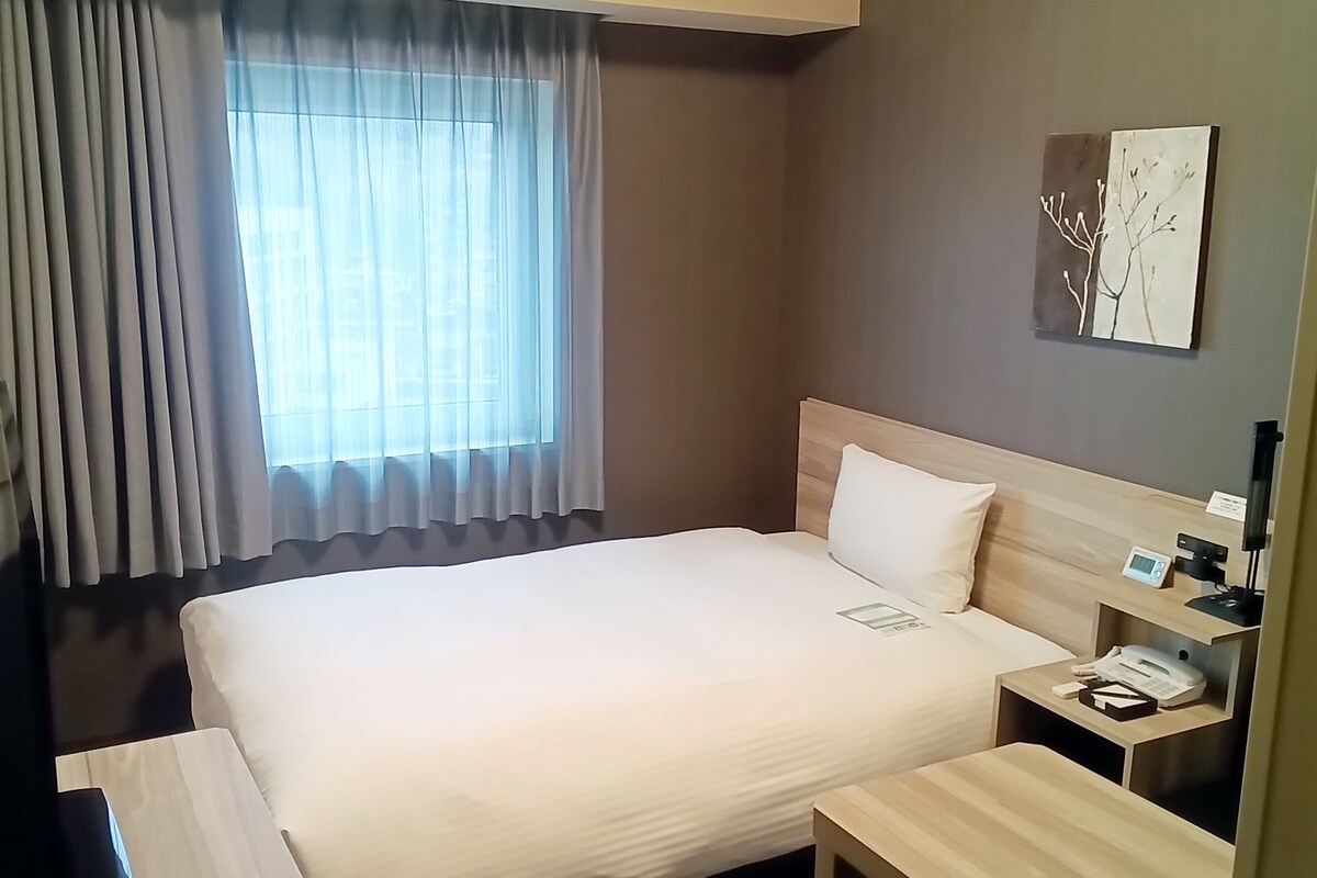 Desk, WiFi (free), bed sheets