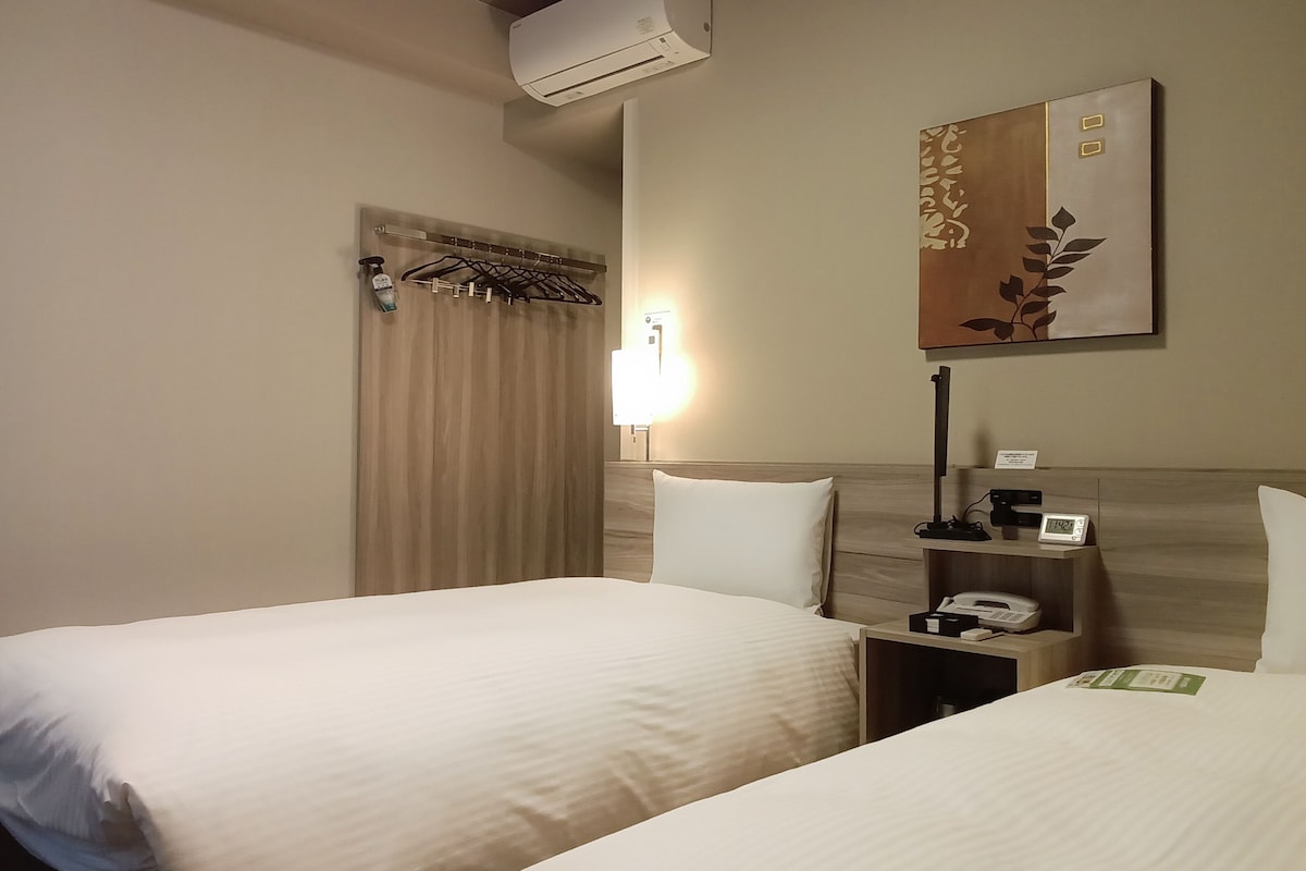 Desk, WiFi (free), bed sheets