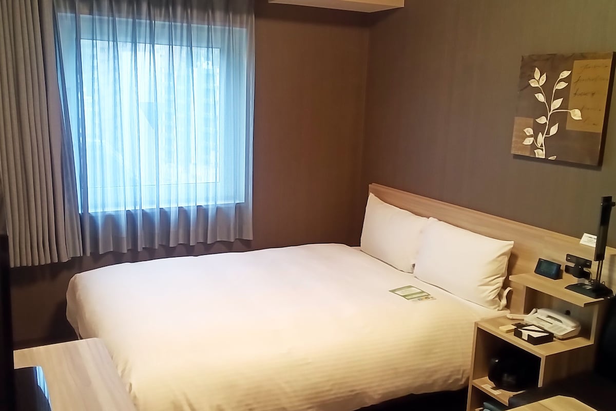 Desk, WiFi (free), bed sheets