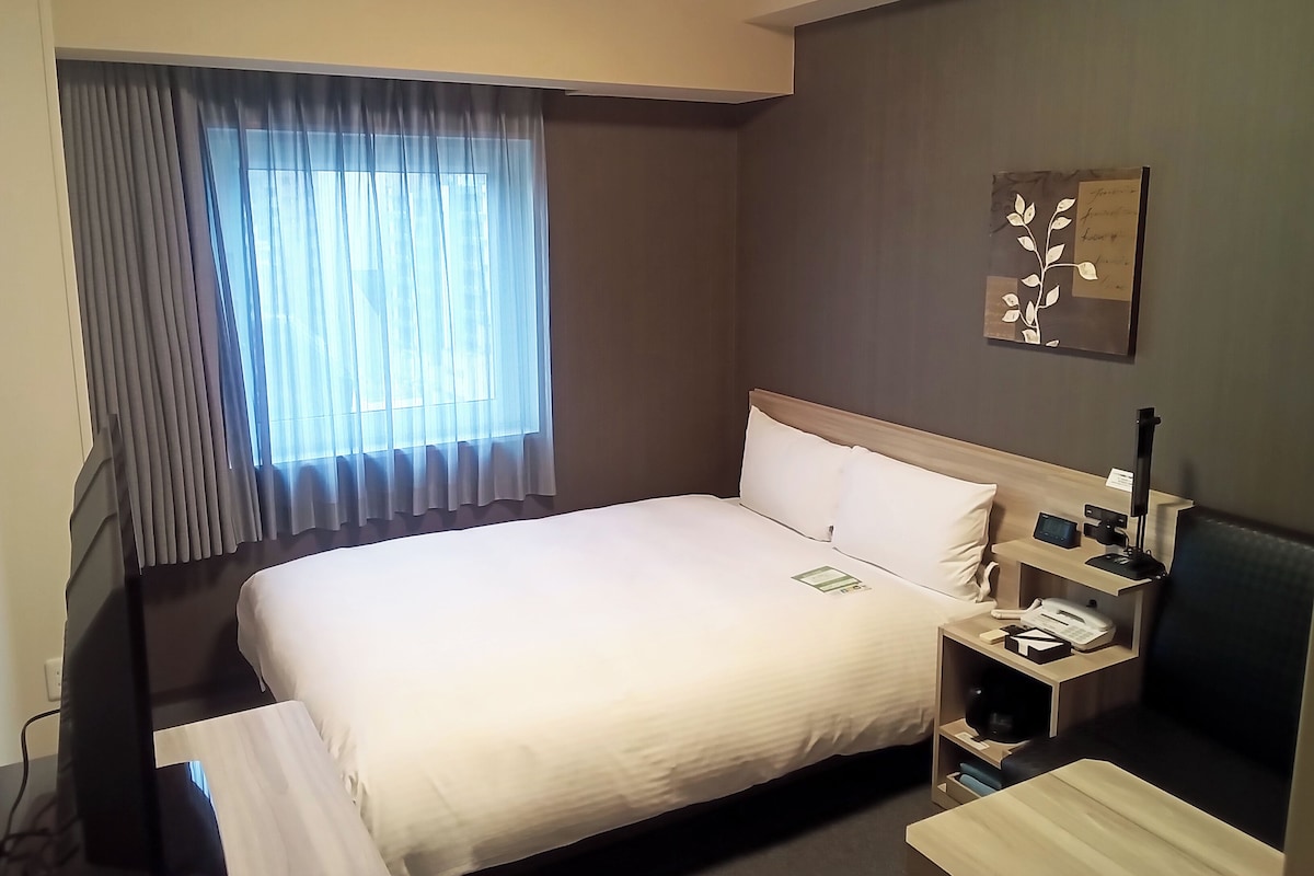 Desk, WiFi (free), bed sheets