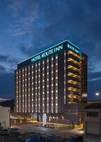 Fachada de la propiedad por la tarde o noche