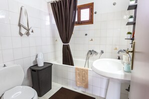 Combined shower/tub, hair dryer, towels