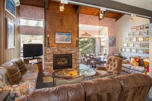 Appart'hÎtel, plusieurs lits (Chamonix #096 TOT-05960) | Salle de séjour | Télévision, cheminée, lecteur de DVD