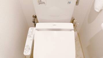 Des toilettes modernes dotées d’un panneau de commande et d’une étiquette indiquant « UTILISÉ ».