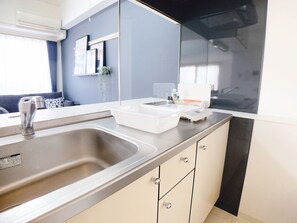 スタジオ バルコニー付き 401号室 禁煙 | 専用キッチン | 冷蔵庫、電子レンジ、コンロ、電気ポット